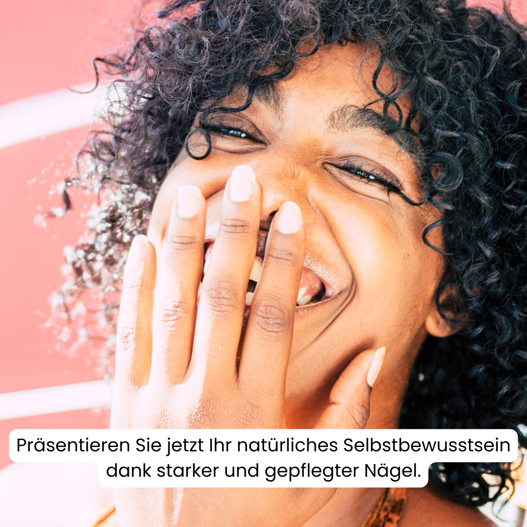Strahlendes Lächeln mit gepflegten Nägeln dank Nail Care Pen. Die ideale Lösung für gesunde Nägel und Nagelhaut. Nail Care Pen gegen Nagelpilz – einfach in der Anwendung für starke Nägel. Beste Behandlung gegen Nagelpilz, brüchige Nägel und trockene Nagelhaut. Natürliche Pflege für schöne Hände – perfekt zur Nagelpflege und Nagelpilz-Behandlung.