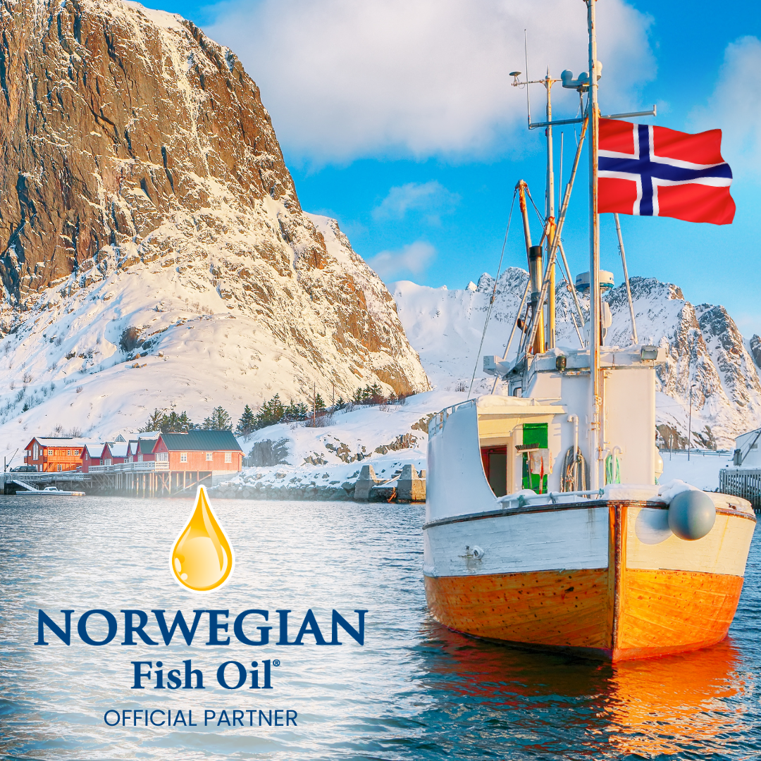 Norwegisches Fischerboot im verschneiten Fjord mit norwegischer Flagge – Symbol für nachhaltigen Fischfang und hochwertige Omega-3-Quelle aus Norwegen. Offizieller Partner von Norwegian Fish Oil.