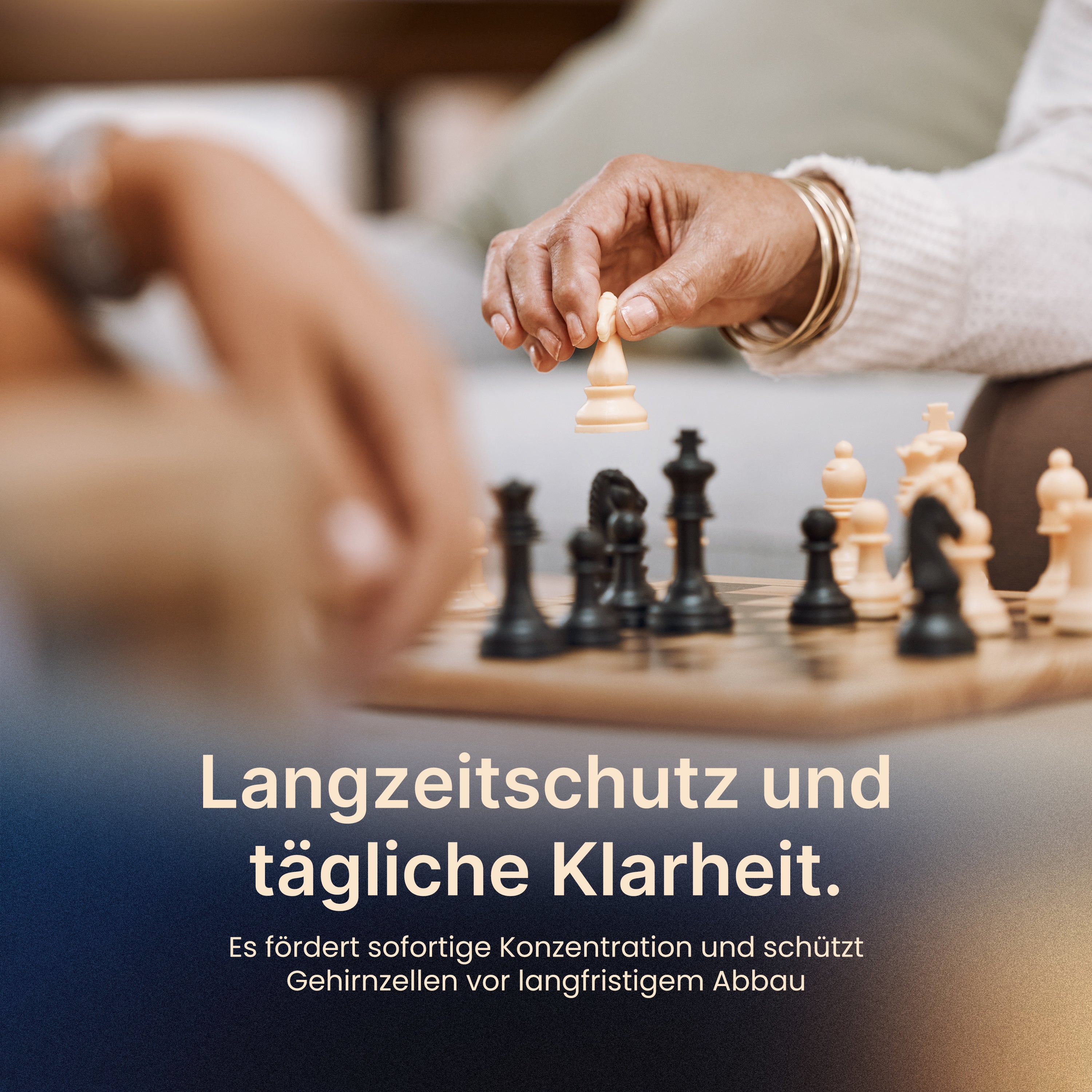 Seniorin spielt Schach, Alzeria sorgt für Konzentration, mentale Klarheit und schützt Gehirnzellen langfristig.