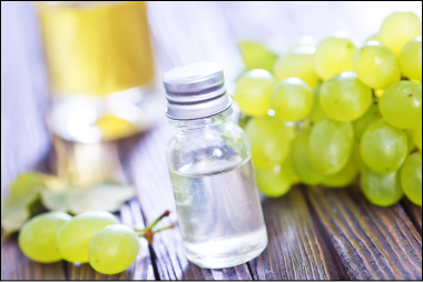Traubenkernöl – reich an Vitamin E und Antioxidantien, pflegt die Haut, spendet Feuchtigkeit und schützt vor schädlichen Umwelteinflüssen.