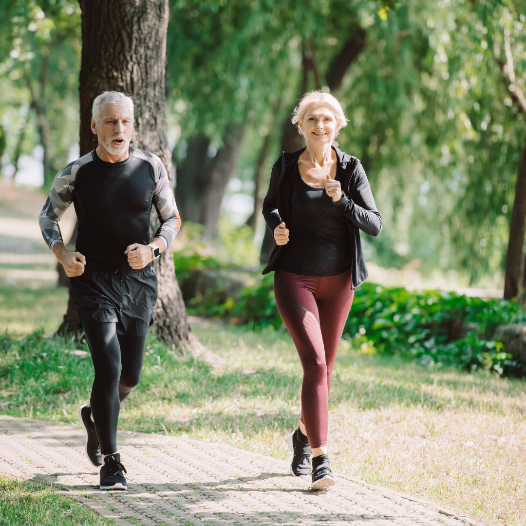 Aktives älteres Paar joggt im Park, Symbolbild für mehr Energie und Vitalität durch natürliches Shilajit von Doktor Health.