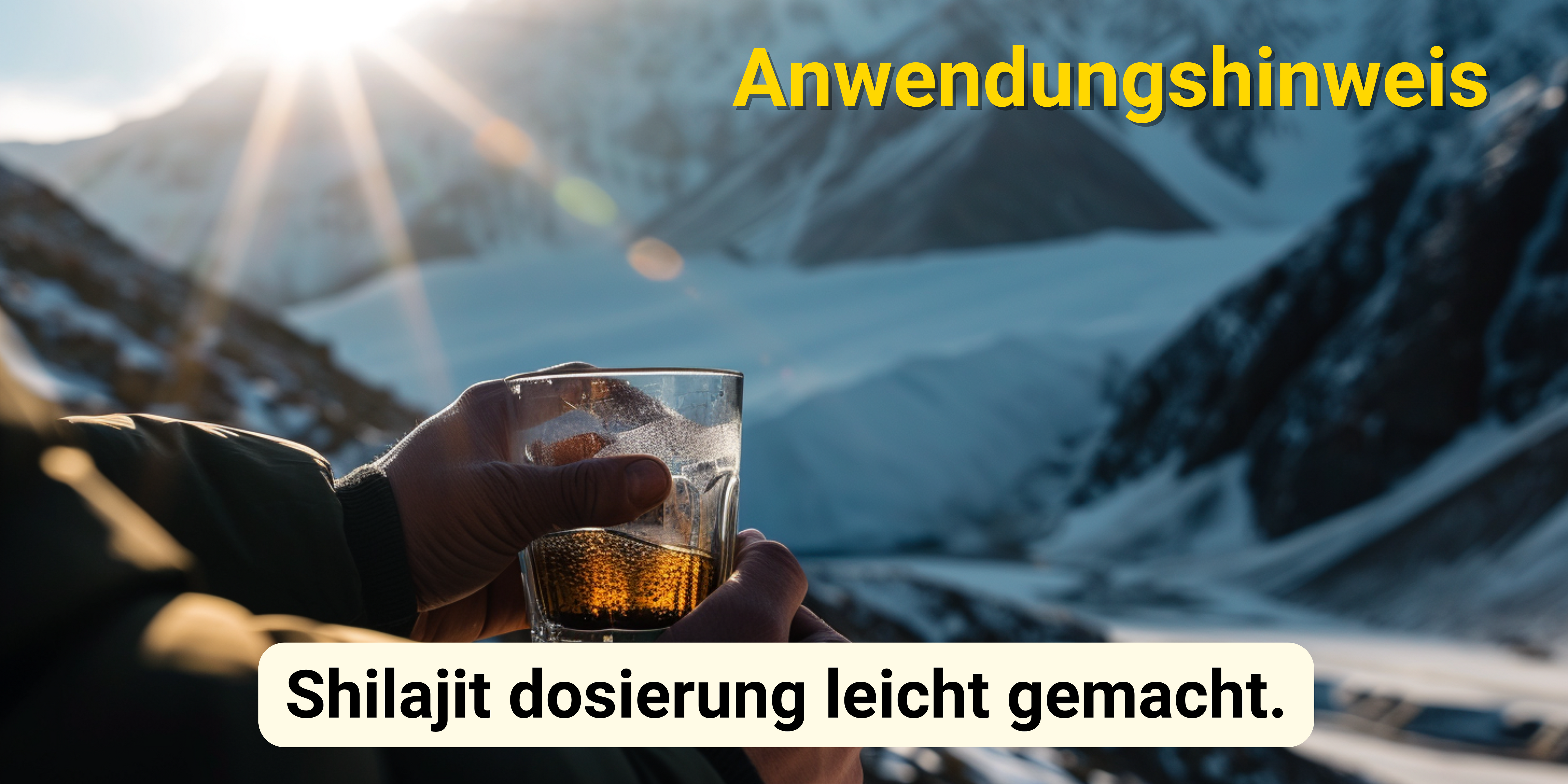 Shilajit Dosierung leicht gemacht: Eine Person hält ein Glas mit aufgelöstem Shilajit vor einer winterlichen Berglandschaft bei Sonnenaufgang.