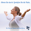 Frau mit ausgebreiteten Armen genießt die Ruhe in der Natur, begleitet von dem Text 'Atmen Sie durch. Genießen Sie die Ruhe.' und 'Dein Weg zur Balance mit Mixed Berry.' Blaubeeren als Dekoration unten rechts symbolisieren den Geschmack der Ashwagandha-Gummies.