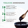 Anleitung zur täglichen Anwendung von Doktor Health Shilajit Resin: 1. Mit einem Teelöffel eine erbsengroße Menge entnehmen. 2. In lauwarmem Wasser, Milch, Tee oder Getränk auflösen. 3. Für optimale Ergebnisse 1–3 Mal täglich einnehmen. Shilajit in Holzlöffel über schwarzer Schale.